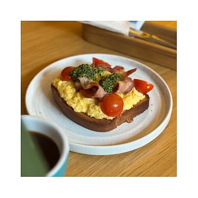 Заказать Френч-тост со скрэмблом, жареным беконом, сыром Моцарелла, песто и соусом Голландез, Тэмпл