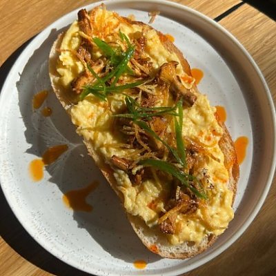 Заказать Тост со скрэмблом, лисичками, сыром Пармезан и картофелем Пай, Тэмпл