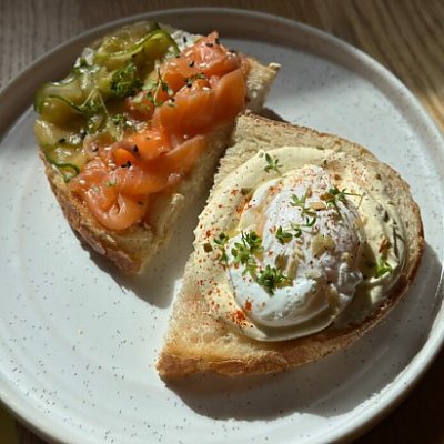 Заказать Тост с лососем, крем-чизом, яйцом Пашот, голландским соусом и сыром Пармезан, Тэмпл
