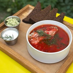 Борщ с ребром, бородинским хлебом и чесночным дипом, Тэмпл