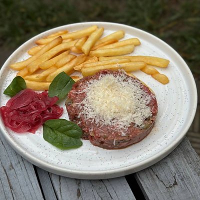 Заказать Тар-тар из говядины с малиновым луком и перепелиным яйцом, Тэмпл