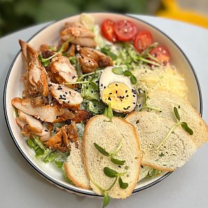 Салат Цезарь с запеченным бедром, Тэмпл