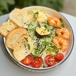 Салат Цезарь с креветками, Тэмпл