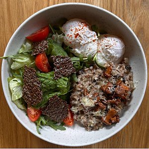 Гречка с грибами, яйцом пашот, миксом зелени и пармезаном, Тэмпл