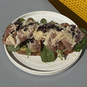 Тост с пармской ветчиной, грушей, медом и соусом песто, Тэмпл