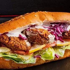 Донер на булочке с фалафелем и соусом таратор, UPKebab