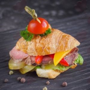Сэндвич-круассан c ростбифом, Kanape BY
