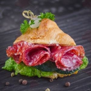 Сэндвич-круассан c салями, Kanape BY