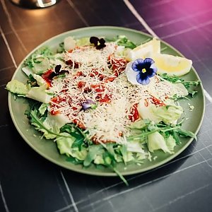 Карпаччо из тёлочки с чесночной заправкой, Кабаре-клуб Вельвет
