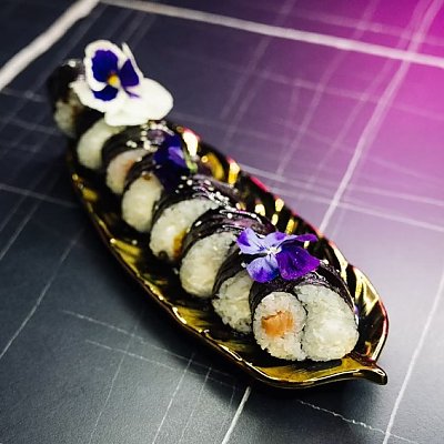 Заказать Маки Инь и Янь с лососем и сыром, Кабаре-клуб Вельвет