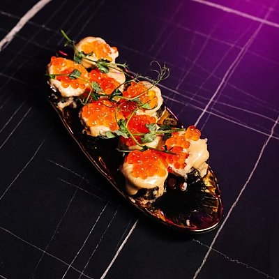 Заказать Запечёный ролл с лососем и икрой, Кабаре-клуб Вельвет