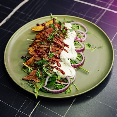 Заказать Тёплый салат с ростбифом по-английски, Кабаре-клуб Вельвет