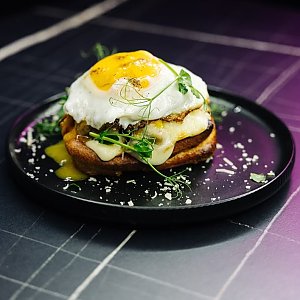 Волован с рваниной, беконом и глазуньей, Кабаре-клуб Вельвет