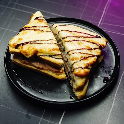 Заказать Крок Мон-Шер с ветчиной и грибами в соусе бешамель, Кабаре-клуб Вельвет