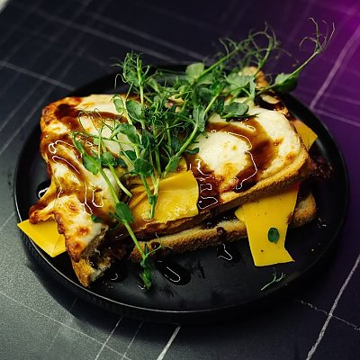 Заказать Крок Мон-Шер с беконом и сыром чеддер, Кабаре-клуб Вельвет