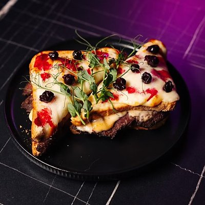 Заказать Крок Мон-Шер с ростбифом и свининой в винном соусе, Кабаре-клуб Вельвет