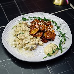 Фрикассе с рифлёным картофелем и соусом руй, Кабаре-клуб Вельвет