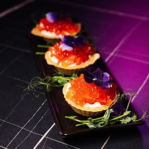 Жюльен с сочной сальсой и икрой, Кабаре-клуб Вельвет