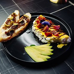 Классический Пуляр с брускеттами и луковым конфи, Кабаре-клуб Вельвет