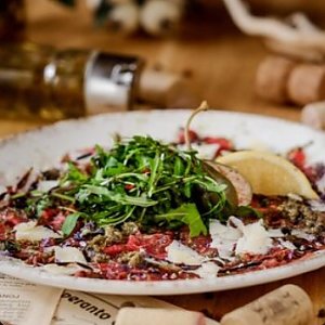 Карпаччо из говядины с пармезаном и бальзамическим кремом, Эсперанто