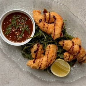 Креветки в темпуре с пряным кунжутным соусом, Эсперанто