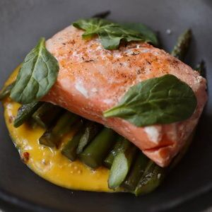 Форель со спаржей и соусом из манго, Эсперанто