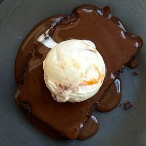 Банановый кекс с шоколадным соусом и апельсиновым мороженым, Эсперанто