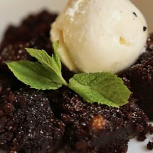 Шоколадный брауни с фундуком и ванильным мороженым, Эсперанто