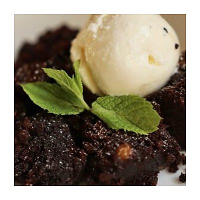 Заказать Шоколадный брауни с фундуком и ванильным мороженым, Эсперанто