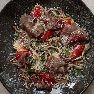Салат с говядиной, вешенками и пряным соусом, Эсперанто