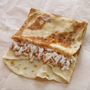 Блинчик с курицей, сыром и соусом, Кафе на Проспекте