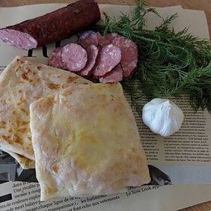 Блинчики с копчеными колбасками, сыром, укропом и чесночным соусом, Флорида