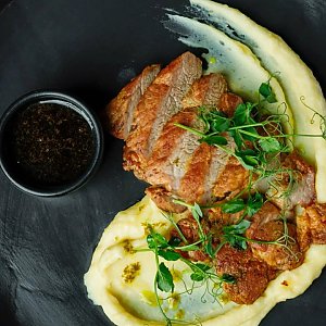 Стейк из свинины с картофельным пюре и соусом Джек Дениелс, Мята - Бобруйск