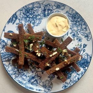 Гренки с чесноком и сырным соусом, Пельменная 1961