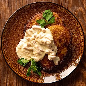 Колдуны картофельные с мясом и ветчинным соусом, MOMO