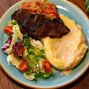 Щеки говяжьи с орехово-картофельным кремом и соусом релиш, MOMO