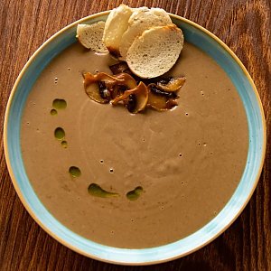 Суп-пюре грибной с гренками и жареными грибами, MOMO