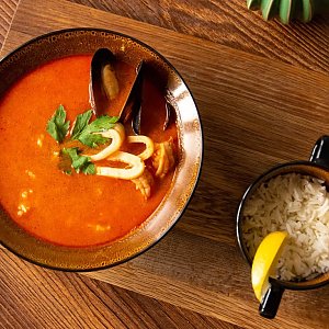 Том ям с морепродуктами, MOMO