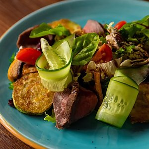 Салат теплый с ростбифом, грибами и цуккини, MOMO