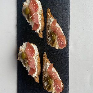 Брускетта с вяленым мясом, Чилаут