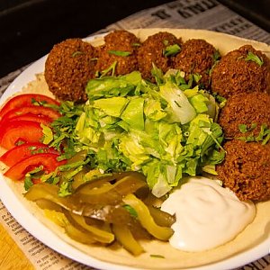 Фалафель на тарелке, Кусай