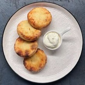 Сырники с изюмом и сметаной, Еда Тут Бай