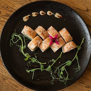 Ролл в тигровой креветке с огурцом, UMI