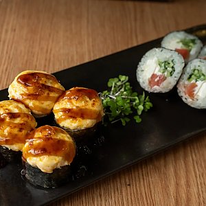 Запечённый ролл с копчёным лососем, UMI