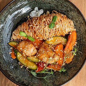Яичная лапша с индейкой в кисло-сладком соусе, UMI