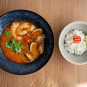 Том Ям с моллюсками и креветками, UMI
