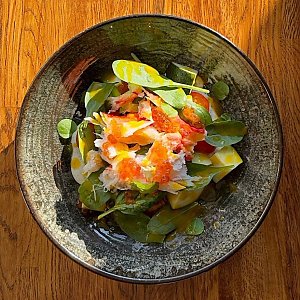 Салат с камчатским крабом, шпинатом и свежими овощами, UMI