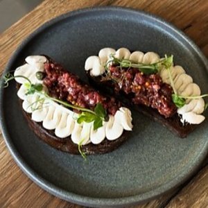 Брускетты с тартаром из говядины и муссом унаги, UMI