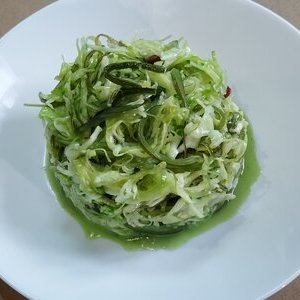 Салат из капусты с чука и кунжутной заправкой, Буржуйка