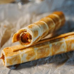 Вафельная трубочка с творожно-ягодным кремом, Буржуйка
